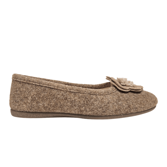 Zapatilla de casa Bella Moda beige claro de fieltro de lana con flor en la puntera, vista lateral