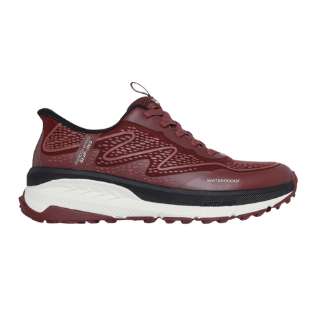 Zapatilla roja Skechers slip-in para mujer, vista lateral, con suela blanca y negra y texto "WATERPROOF