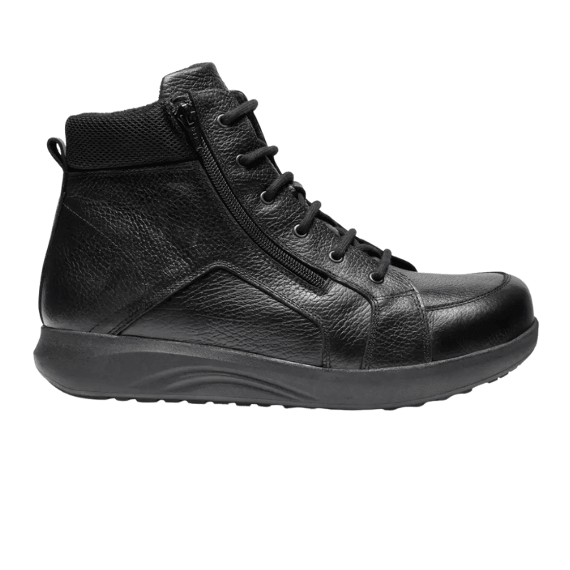 Bota New Feet negra de hombre en piel lisa, vista lateral, con cordones y cremallera