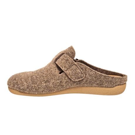 Zapatilla de casa beige de lana Bella Moda con hebilla abierta que revela cierre de velcro, de lado
