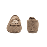 Dos zapatillas de casa Bella Moda beige de fieltro de lana, una de frente con flor, la otra de atrás