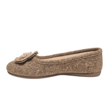 Zapatilla de casa Bella Moda beige de fieltro de lana con elástico en la abertura y flor en la puntera