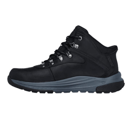 Bota Skechers negra para hombre, vista lateral derecha, con suela gris robusta y cordones