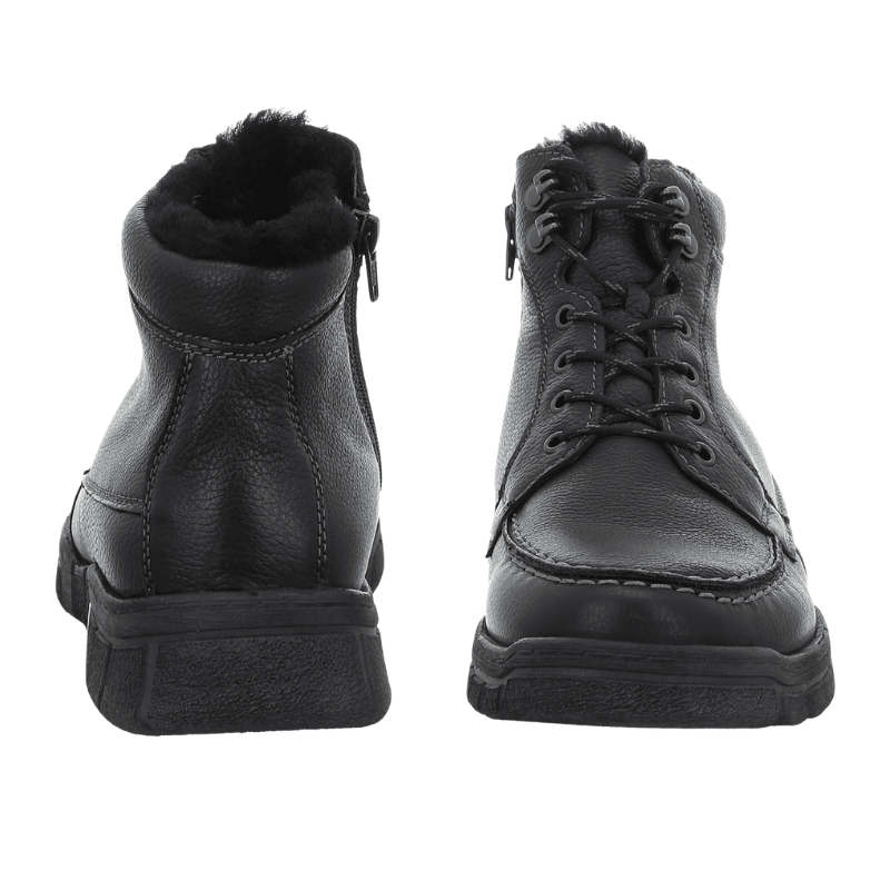 Dos botas de hombre Waldläufer negras, una vista frontal con cordones, la otra trasera con forro cálido