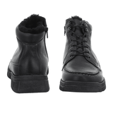 Dos botas de hombre Waldläufer negras, una vista frontal con cordones, la otra trasera con forro cálido