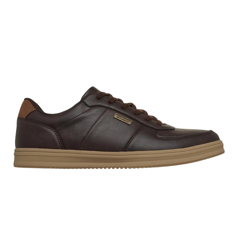 Zapatilla de hombre Skechers marrón resistente al agua, vista lateral con cordones y suela marrón claro