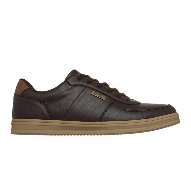 Zapatilla de hombre Skechers marrón resistente al agua, vista lateral con cordones y suela marrón claro