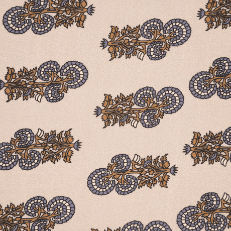 Primer plano del clásico estampado paisley del turbante Beatrice en beige, marrón y azul empolvado