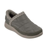Zapato de ocio Skechers verde oliva para mujer, vista frontal en ángulo, mostrando parte superior acolchada y detalles de ante