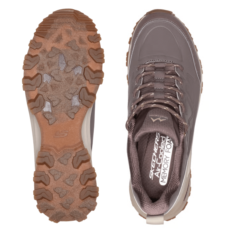 Dos zapatillas Skechers marrones vistas desde arriba; una muestra el patrón de la suela, la otra la plantilla con memory foam