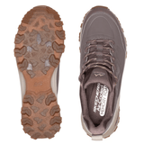 Dos zapatillas Skechers marrones vistas desde arriba; una muestra el patrón de la suela, la otra la plantilla con memory foam