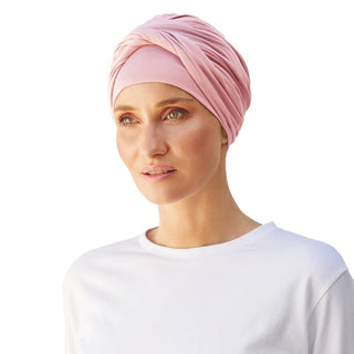 Mujer con elegante turbante Shakti rosa de viscosa de bambú suave, visto de lado