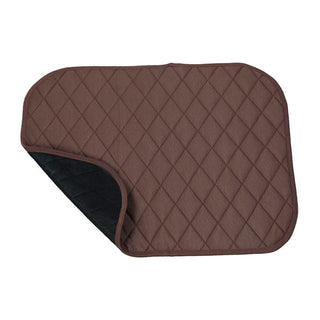 Protector de asiento acolchado marrón para incontinencia con una esquina levantada que muestra la parte inferior negra